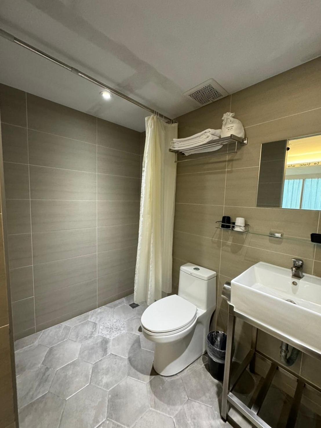 Rf Hotel  Linsen Тайпей Екстериор снимка